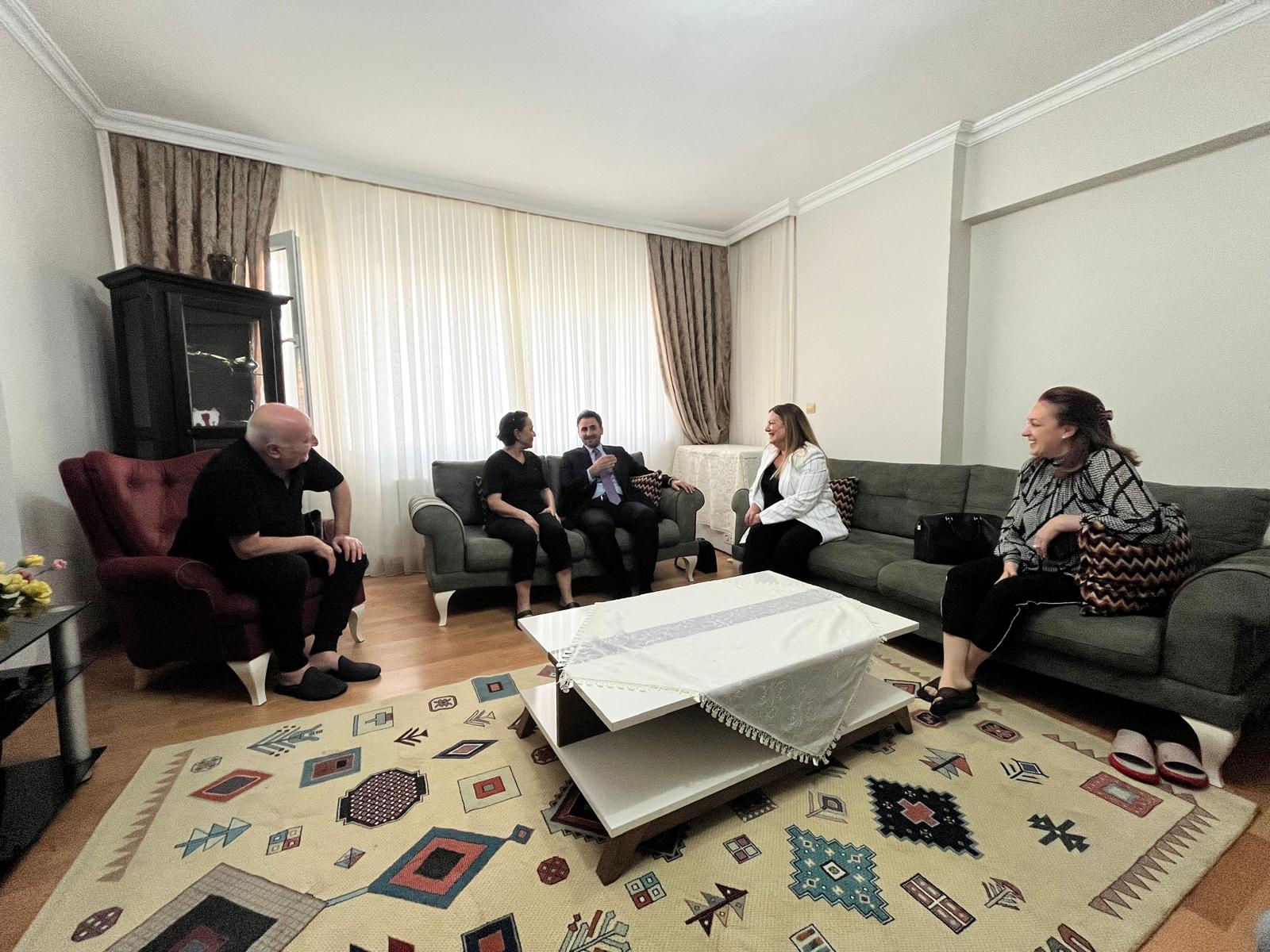 İlçe Başkanımız Mustafa Necati IŞIK  teşkilat mensuplarımız ile birlikte, 2016 yılında hain bir saldırı sonucu şehit olan Atatürk Havalimanı çalışanı merhum Tevfik Yusuf Haznedaroğlu'nun ailesine ziyarette bulundular