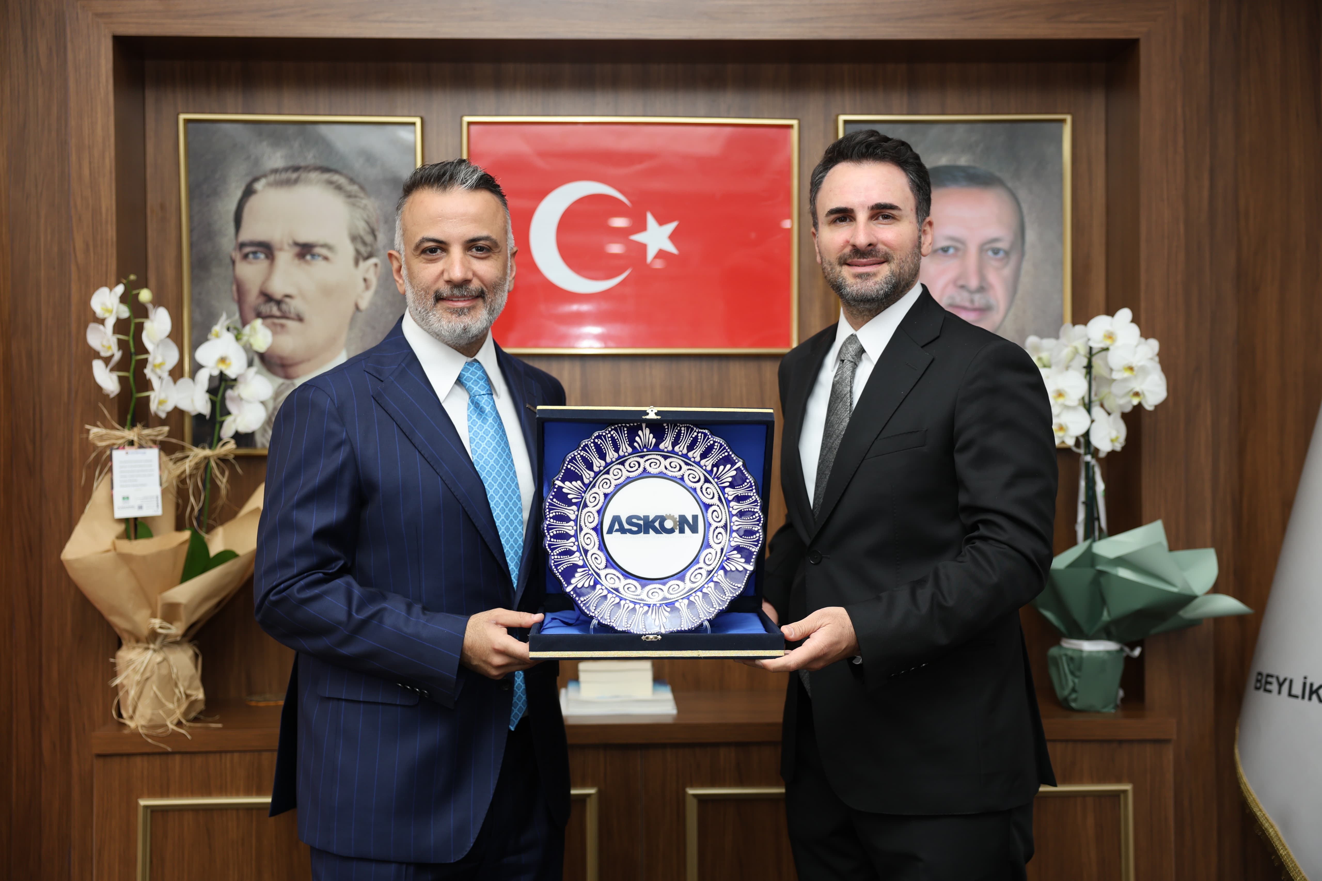 Anadolu Aslanları İş Adamları (ASKON) Genel Başkanı Sn. Orhan AYDIN  ve Yönetim Kurulu, İlçe Başkanımıza hayırlı olsun ziyaretinde bulundu.