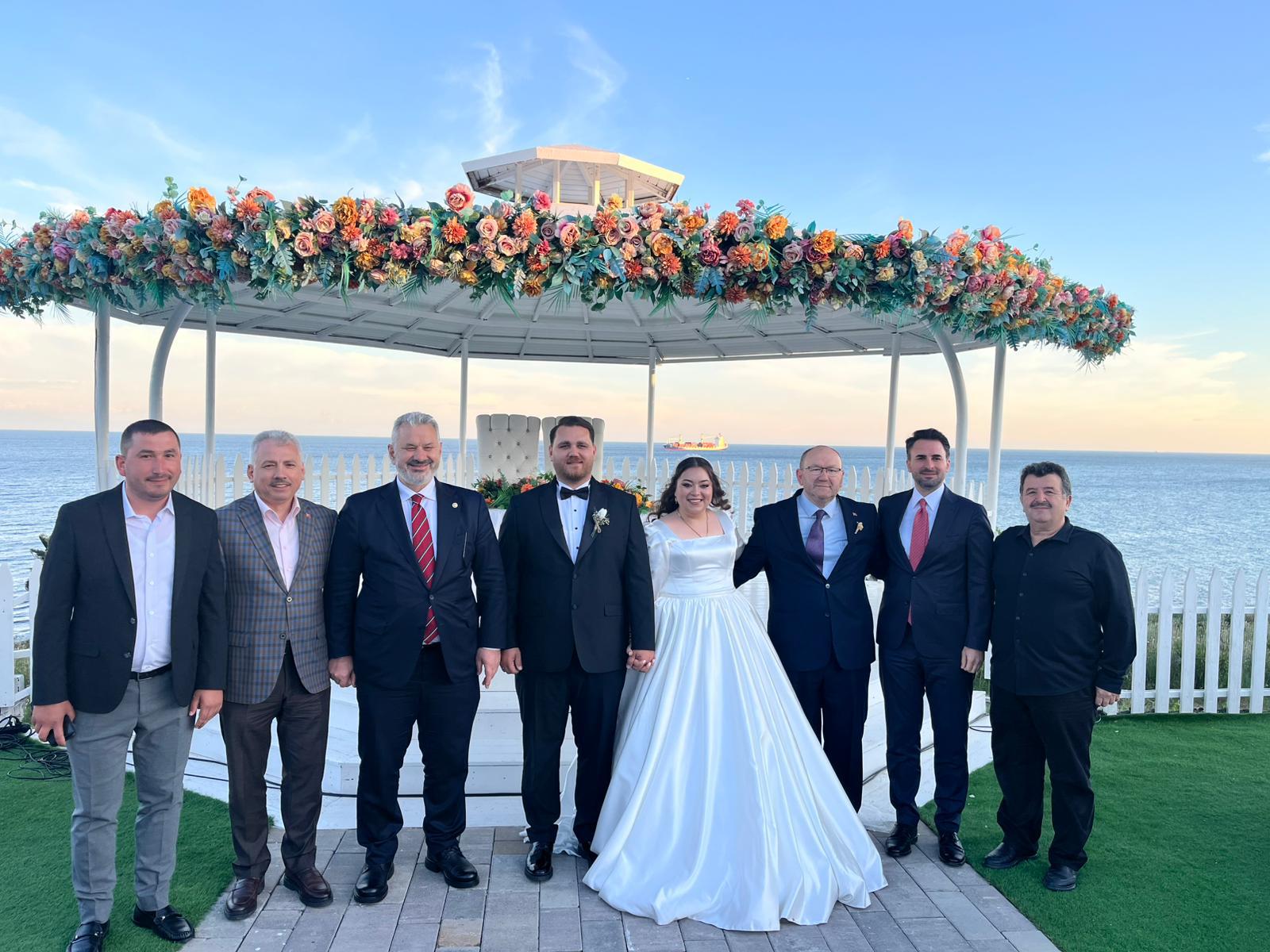 İlçe Başkanımız Mustafa Necati Işık; Sahil Mahalle Muhtarımız Sn. Yusuf Yakup Kendir'in kıymetli evladı Yiğit & Birce kardeşlerimizin düğün merasimlerine katıldı.